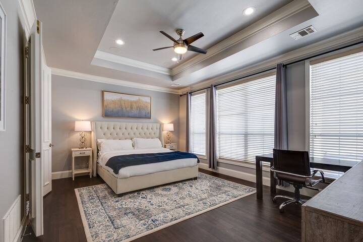 Beautiful Home in Prime Location! gallery image 4