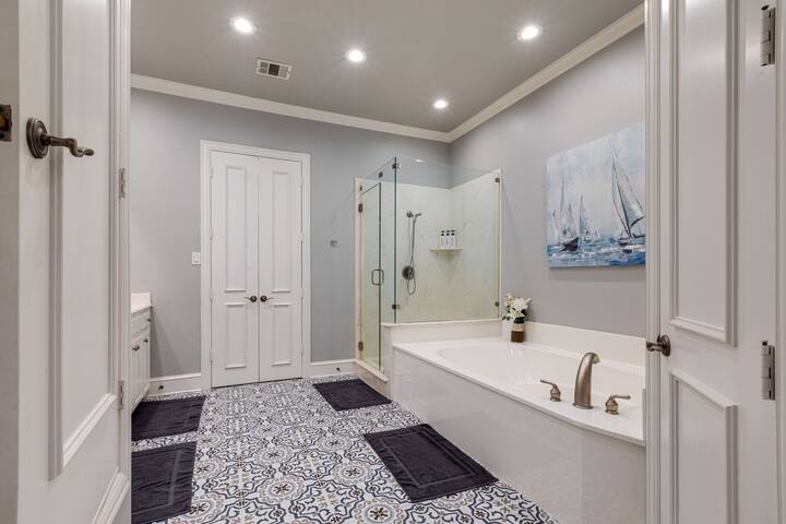 Beautiful Home in Prime Location! gallery image 5