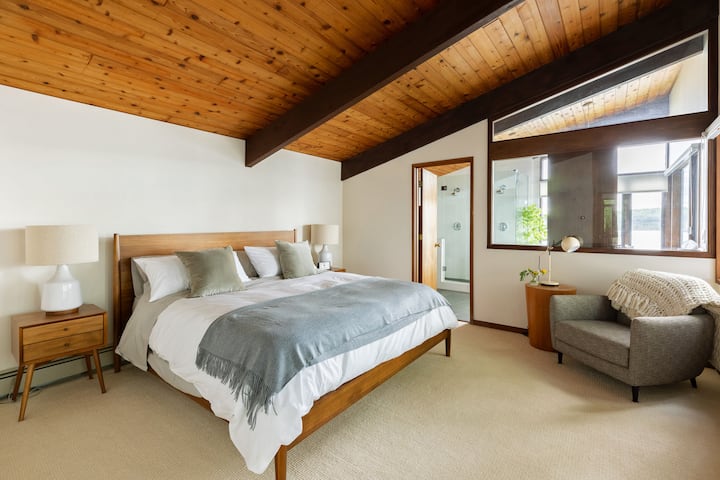 Svetlá a svetlá, hlavná spálňa má manželskú posteľ, kúpeľňu s toaletou a výhľad z každého okna.