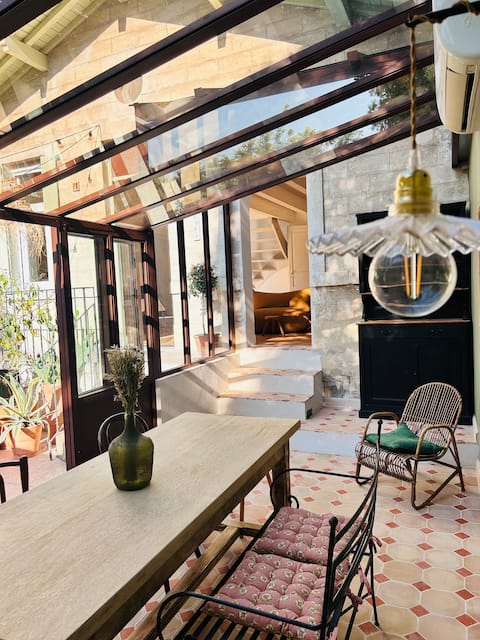 Top performing Airbnb: Atypical house in the center, courtyard and parking in Centre