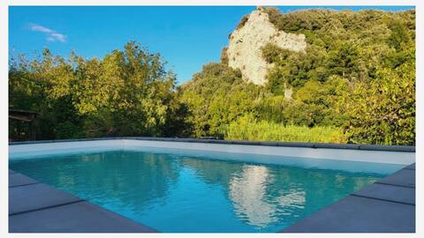 Villa piscine & riviére privée