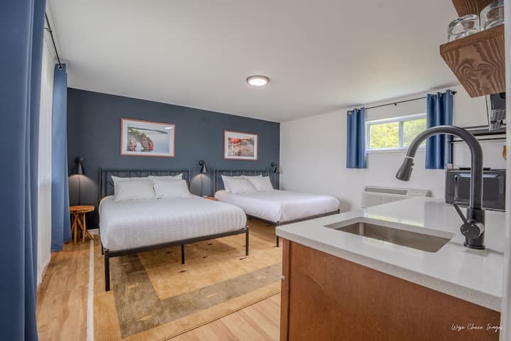 Modern Renovated Queenroom, The Inn At Shady Pines - St. Ignace, MI