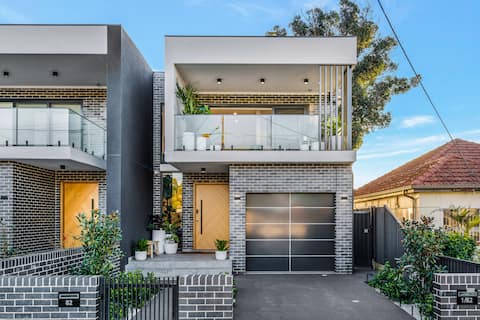 Luxury Spacious Modern Home FREE Wifi Parking AC