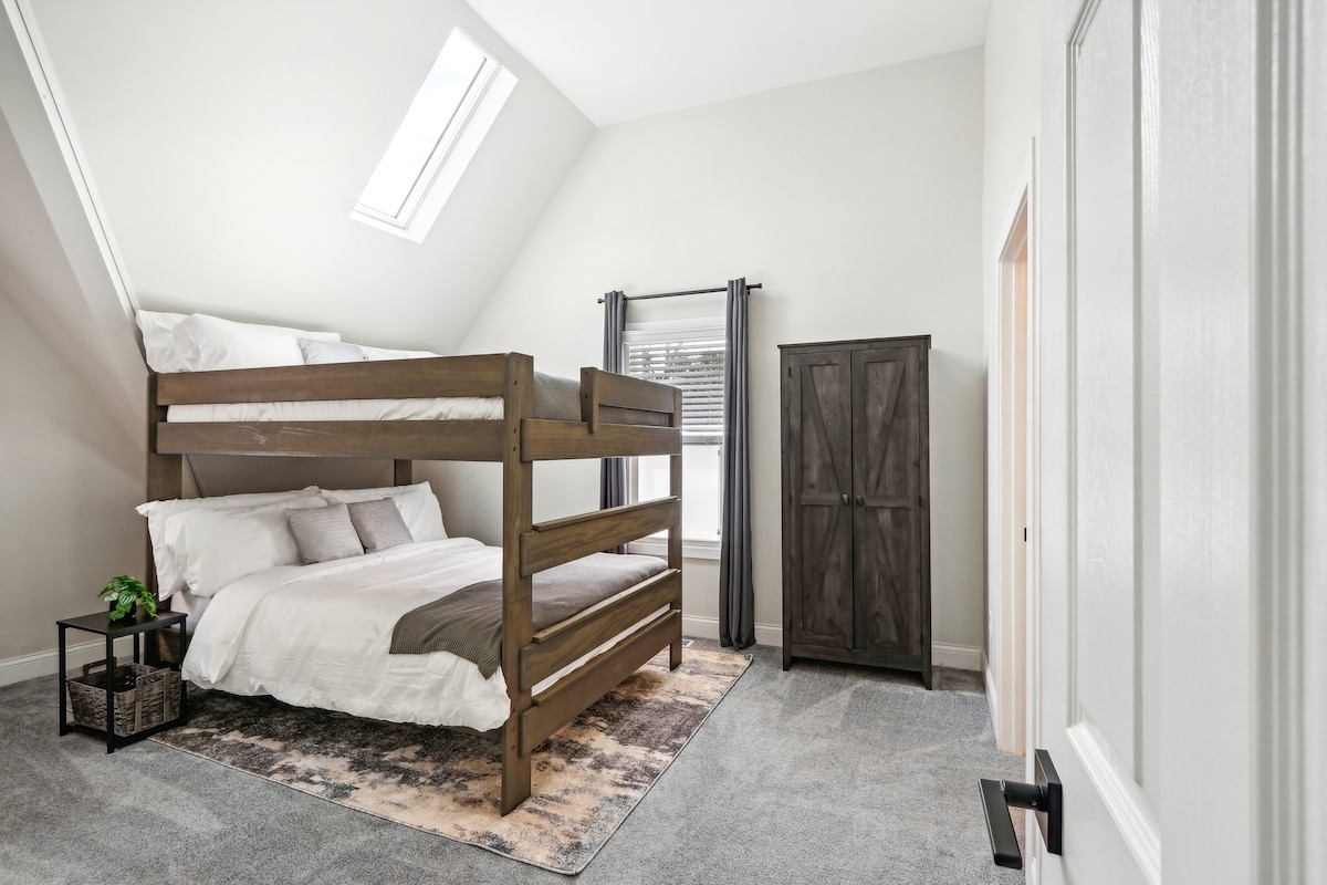 夜间，您可以在舒适的卧室中放松身心。 每间客房均设有温馨的床铺、毛绒床上用品、全身镜、可折叠行李架、音响机、遮光窗帘和充电吊舱。