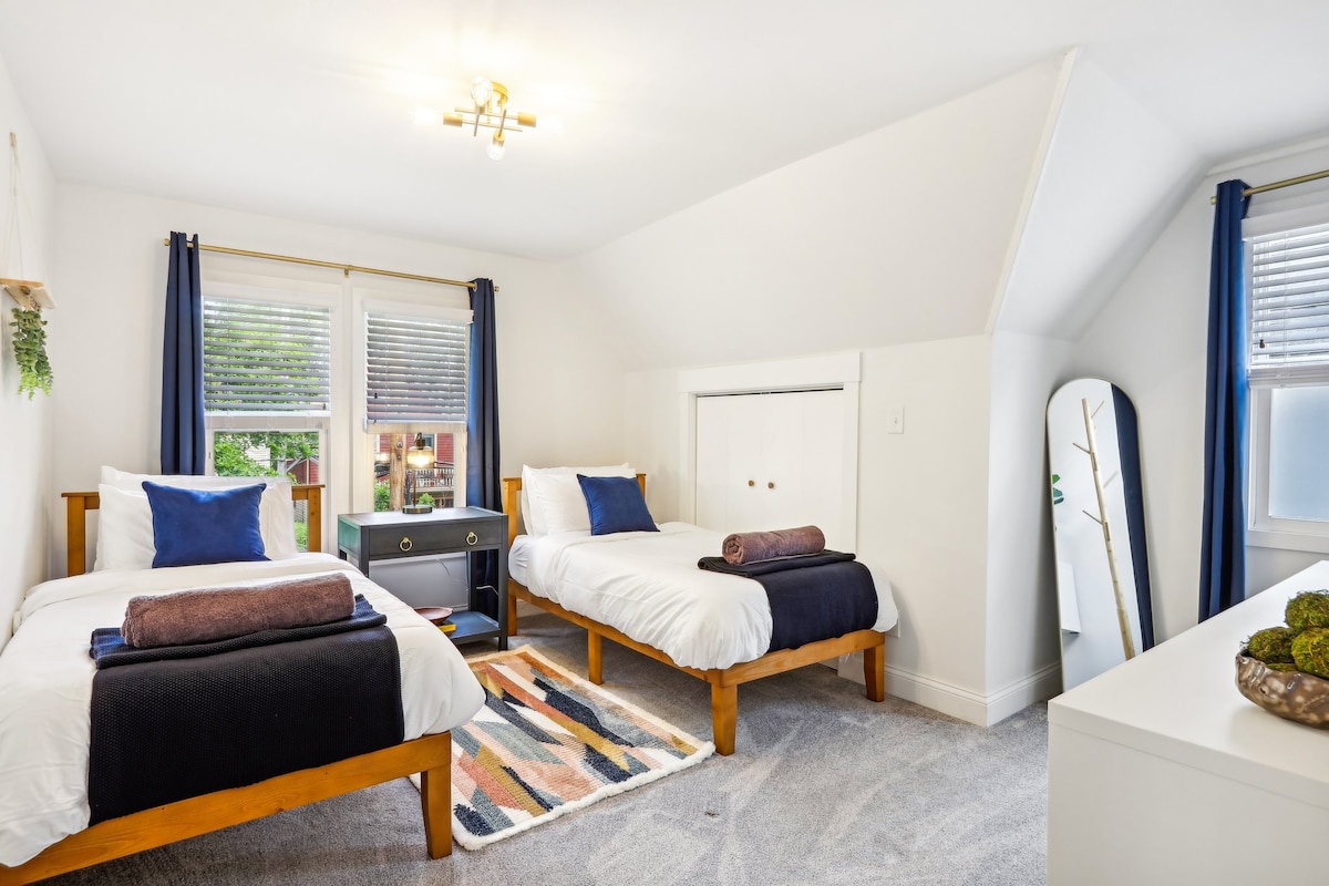 夜间，您可以在舒适的卧室中放松身心。 每间客房均设有温馨的床铺、毛绒床上用品、全身镜、可折叠行李架、音响机、遮光窗帘和充电吊舱。