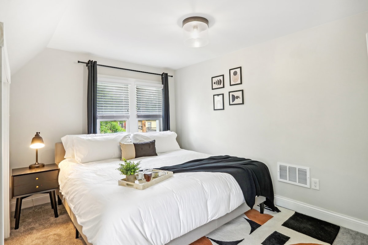 夜间，您可以在舒适的卧室中放松身心。 每间客房均设有温馨的床、毛绒床上用品、全身镜、可折叠行李架、音响机、遮光窗帘和充电吊舱。