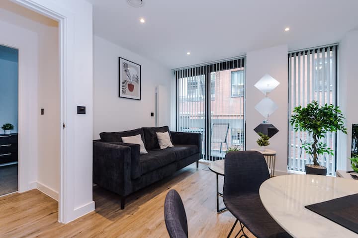 2 Bed Apt. Centre Of China Town! Private Balcony - Manchester