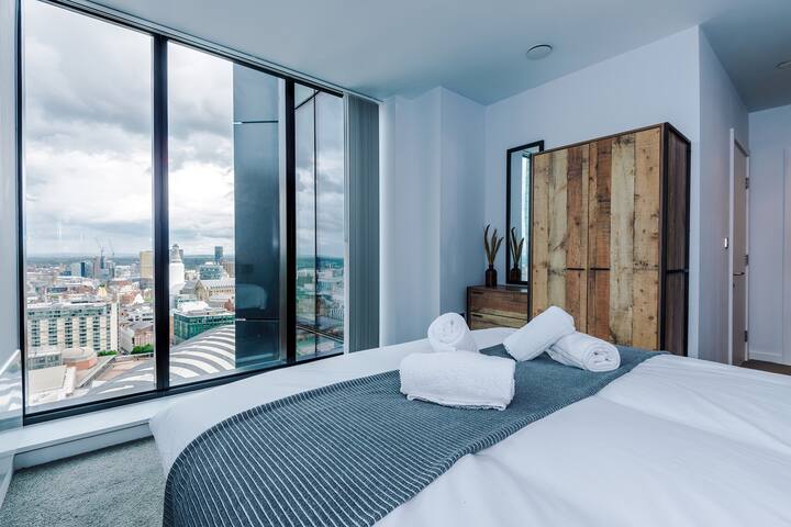 3 Bed Apt with Skyline Views in Central Manchester gallery image 2