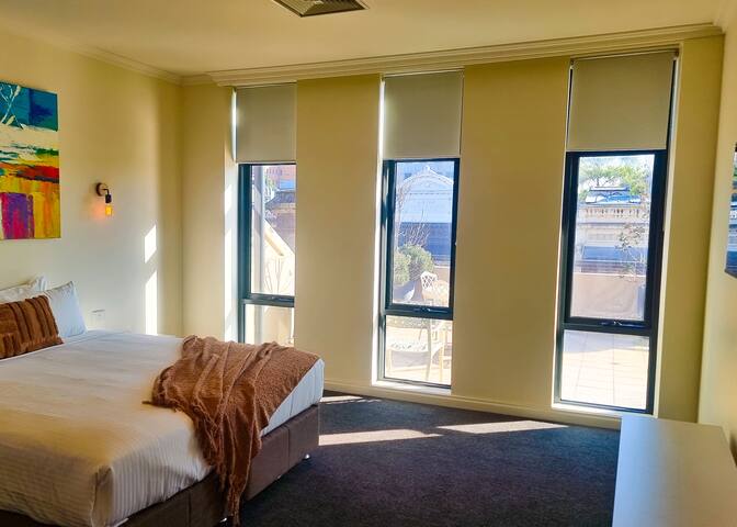 3 Bedroom Penthouse | Melbourne Metropole gallery image 2