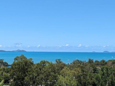 Top Airbnb: Peace & Quiet up High-Villa Di Vita in Whitsunday Regional