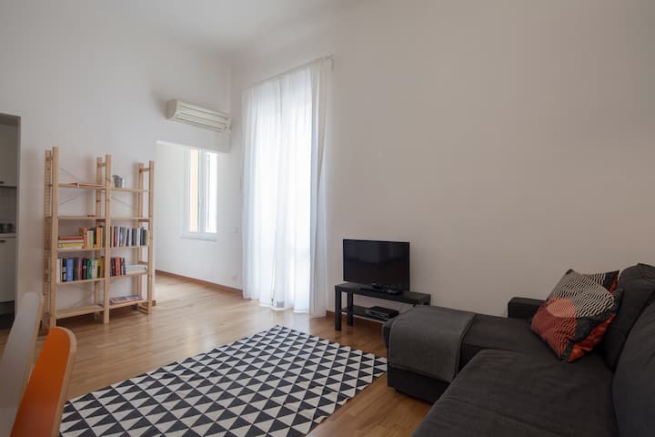  ️ Svetlý otvorený priestor s priestranným stolom, rozkladacou pohovkou a TV kútom: moderné a vzdušné prostredie s priamym prístupom na veľkú terasu.