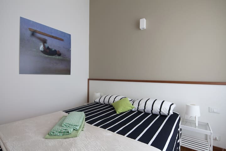  ✨ Svetlá a svieža dvojlôžková izba navrhnutá tak, aby ponúkala pohodlný odpočinok v čistej a relaxačnej atmosfére.