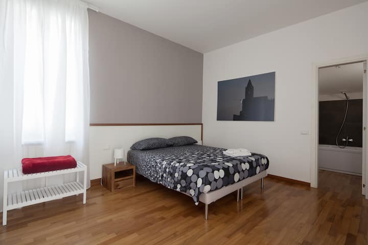 ✨ „Druhá svetlá dvojlôžková izba s vlastnou kúpeľňou a priamym prístupom na veľkú terasu: pohodlný a rezervovaný priestor, kde si môžete vychutnať pobyt v úplnom relaxe.