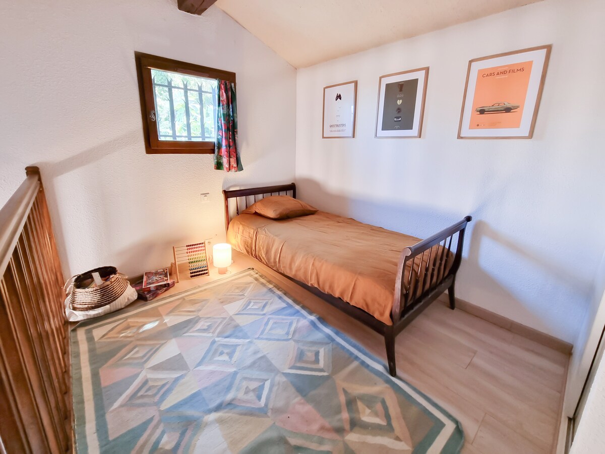 Arriba habitación en ALTILLO con una cama individual.