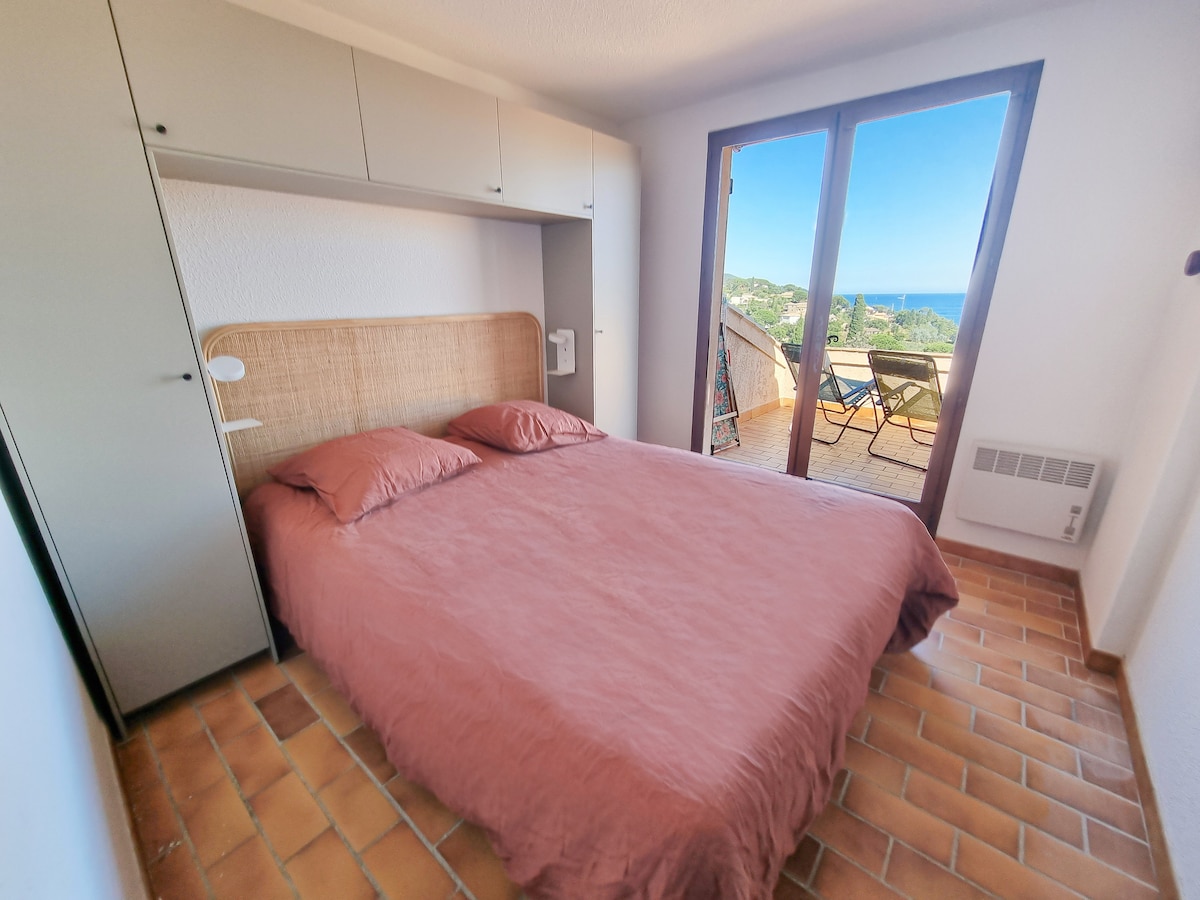 En la planta baja la habitación con cama doble.