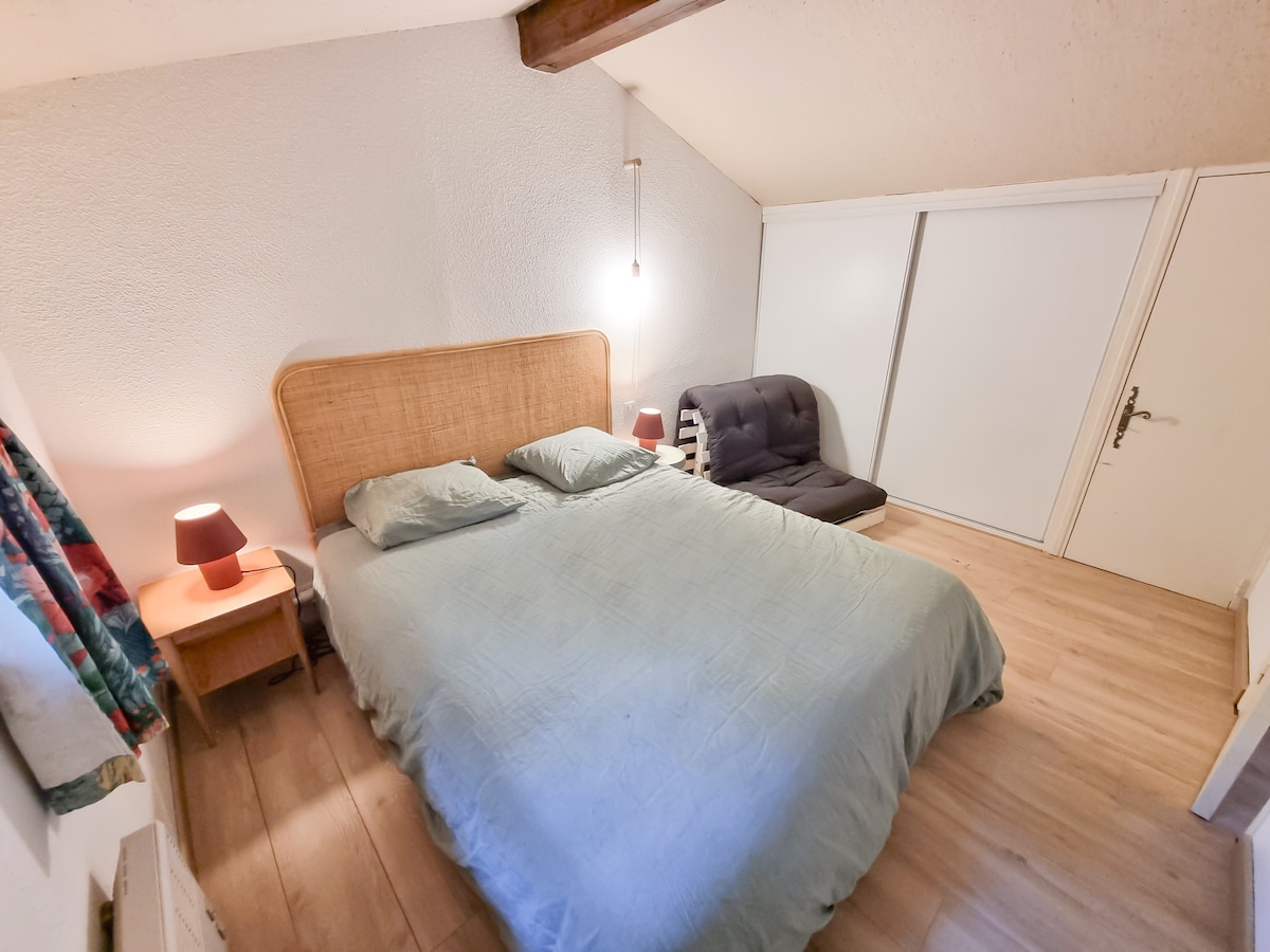 Arriba dormitorio con cama de matrimonio. Y una cama individual.