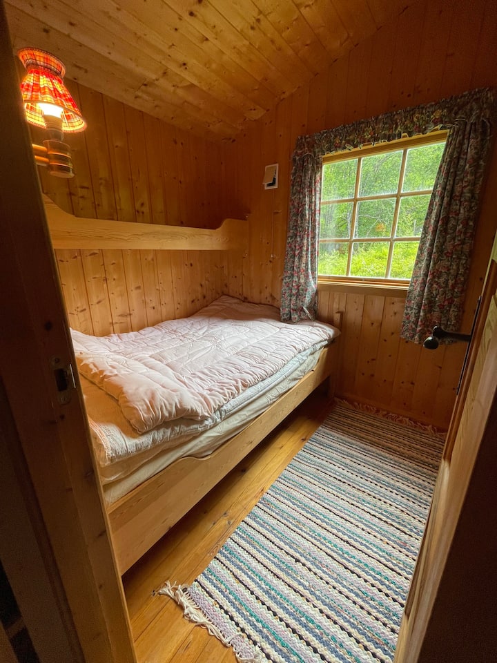 Мал брачен кревет (широк 1,20 м).