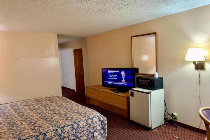 Red Carpet Inn & Suite King Bed Accessible Smoking - Lima, OH