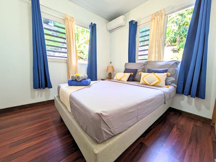 - LIT DOUBLE 140x190
- SERVIETTES
- PLACARD DE RANGEMENT
- CLIMATISATION