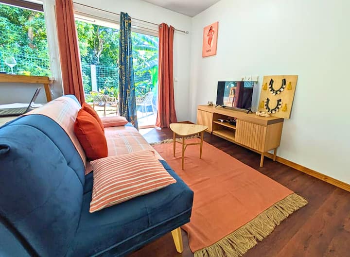 - CANAPE-LIT
- TABLE BASSE
- UN PEU DE LECTURE
- UNE SMART TV AVEC NETFLIX, AMAZON PRIME.. (SE CONNECTER AVEC SON COMPTE)
