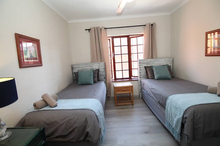 Shelly De Le Mer 5, tento krásny duplex so štyrmi spálňami má ideálnu polohu v komplexe priamo pri pláži v Shelly Beach. Tretia spálňa na poschodí má dve samostatné lôžka a bavlnenú posteľnú bielizeň pre vaše pohodlie.