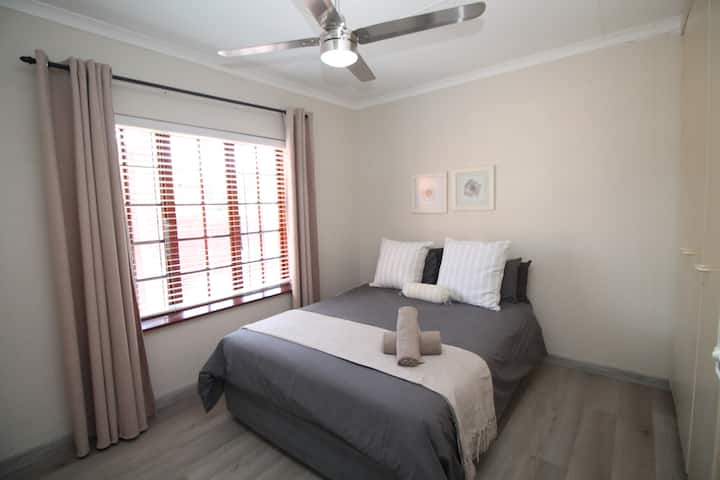 Shelly De Le Mer 5, tento krásny duplex so štyrmi spálňami má ideálnu polohu v komplexe priamo pri pláži v Shelly Beach. Druhá spálňa na poschodí má manželskú posteľ a bavlnené obliečky pre vaše pohodlie.