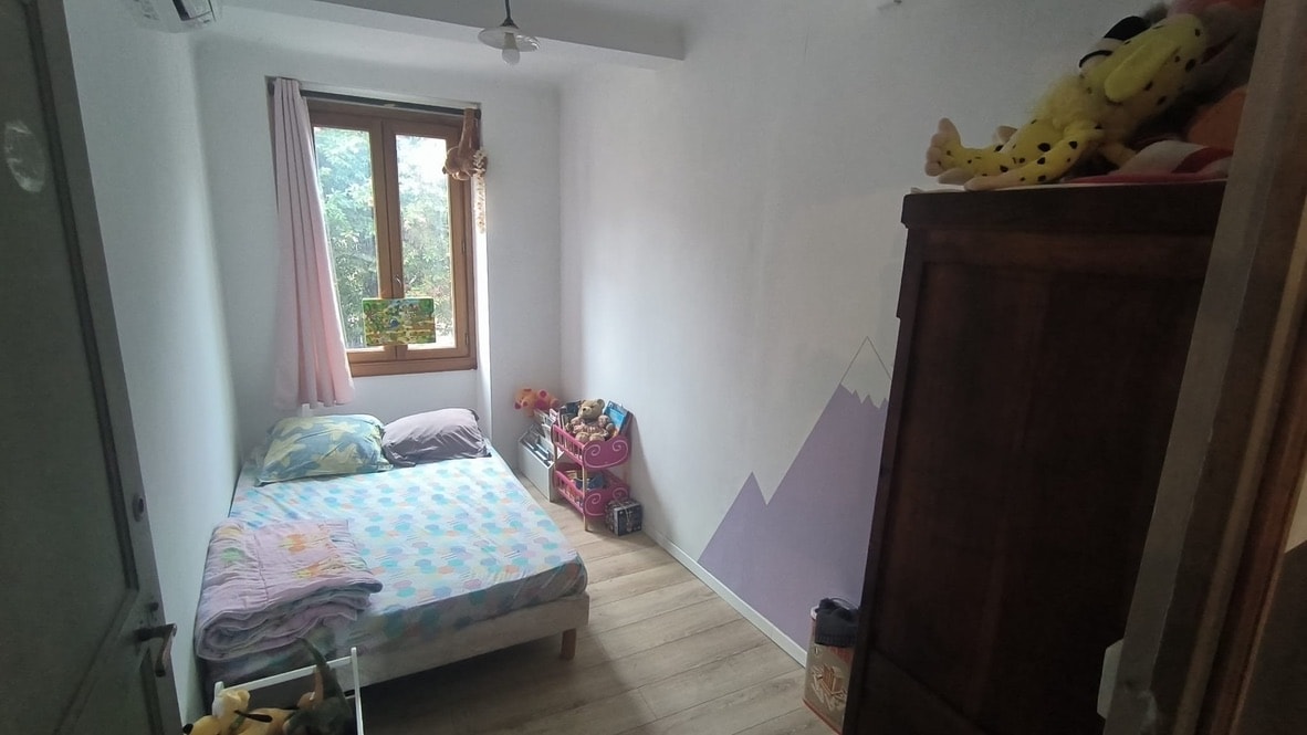 小卧室， 2张标准双人床