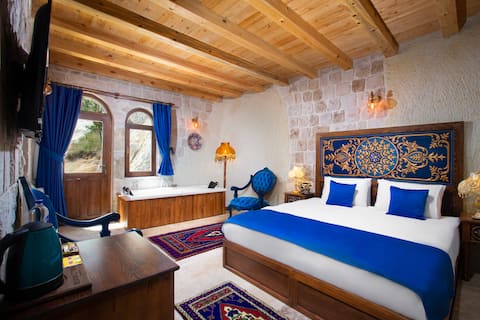 Room with jacuzzi in Ortahisar.