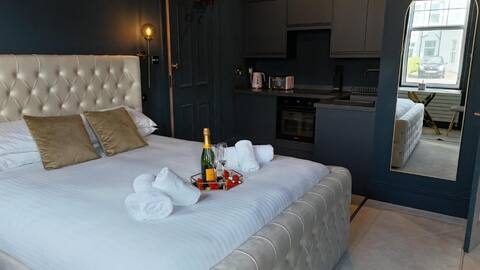 The Bluetiful Studio - Large, Brand New!