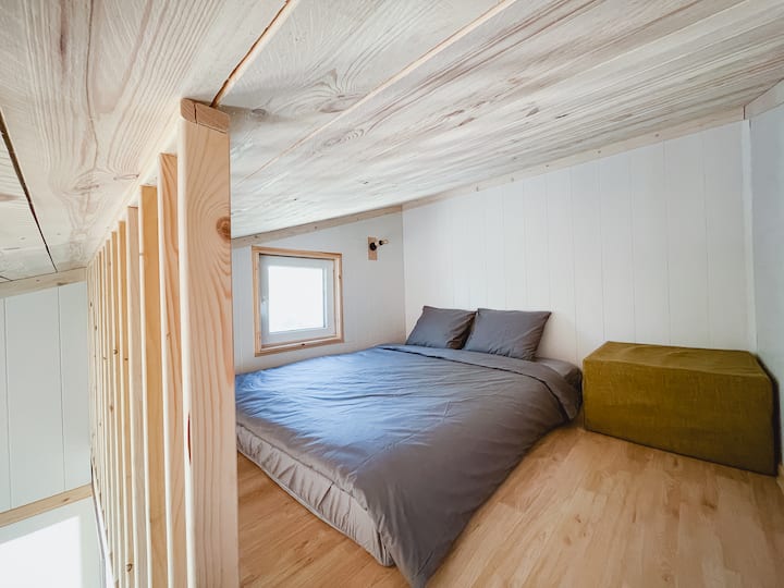 Საძინებელი მდებარეობს მეორე სართულზე.  Გაითვალისწინეთ, რომ ამისთვის კიბე უნდა გამოიყენოთ. Ფუტონი იკეცება იატაკის ლეიბში.  