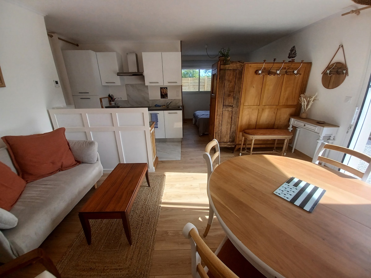Annonce Airbnb populaire: Studio entrance in the village, Sarzeau à Sarzeau