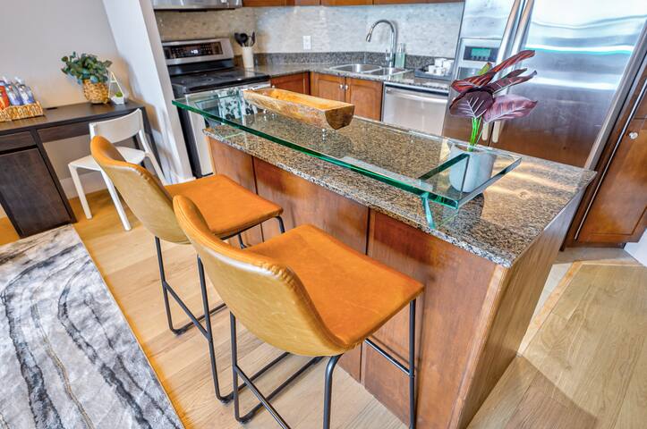 2 BDRM/2BTH with Parking/Union Station/ACC gallery image 4