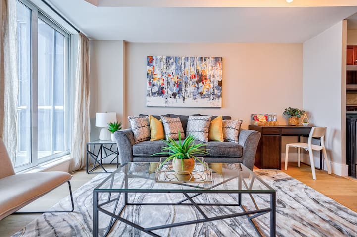 2 BDRM/2BTH with Parking/Union Station/ACC