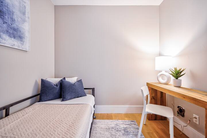 2 BDRM/2BTH with Parking/Union Station/ACC gallery image 2