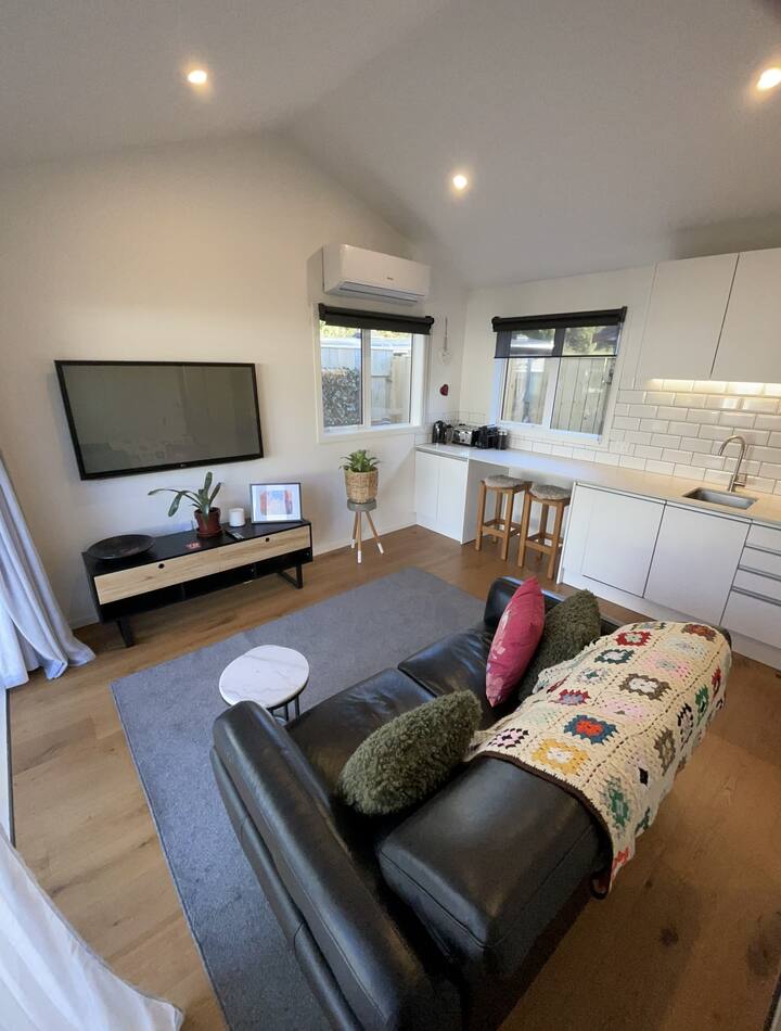 Cute 1 bedroom stand alone home.