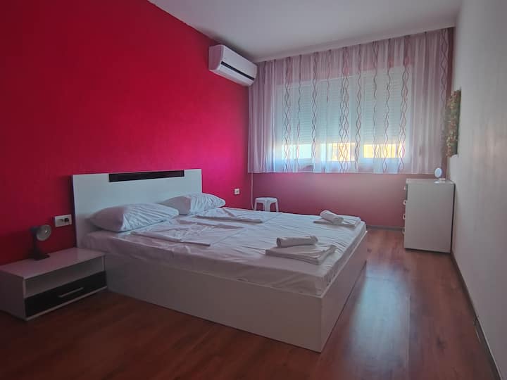 Veličina kreveta 160 x 200  s odvojenim plahtama kako bi se parovi mogli svađati u krevetu