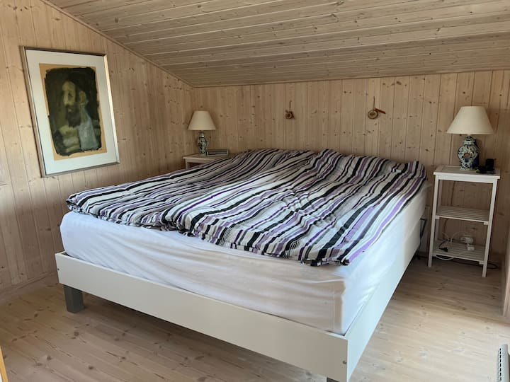 მე-2 საძინებელი ორადგილიანი საწოლით. სამი გარდერობი და პატიოს კარი.