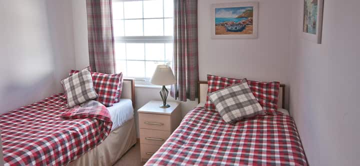 Habitación con dos camas individuales de Kynance Cottage.