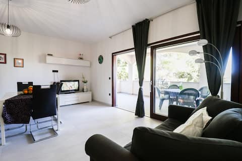 Successful Airbnb property: The grevel beach apartment in Općina Posedarje