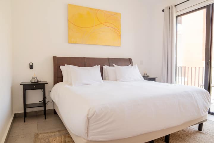 Kamer met privébadkamer kluis, balkon kingsize bed TV 50 ". Plafondventilator. 