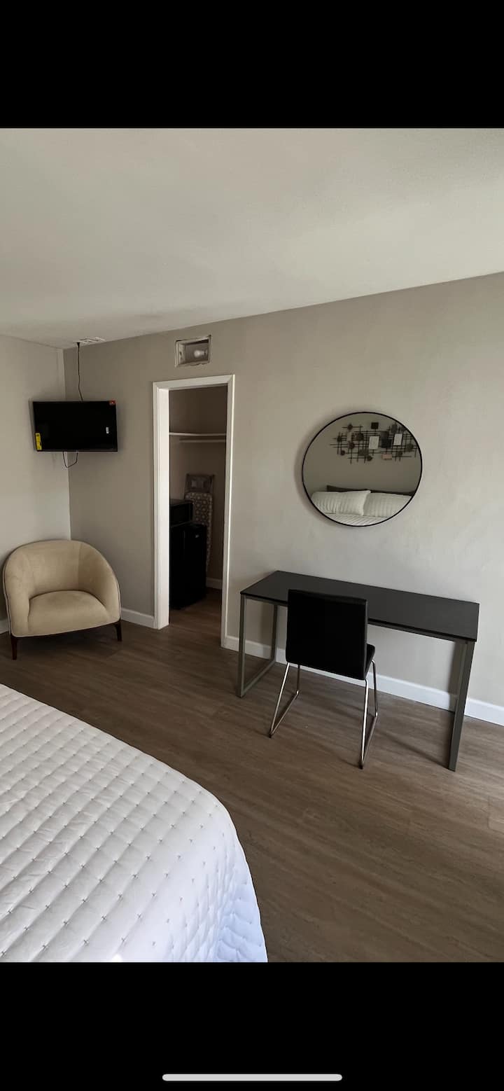 CruiseStays & Conventioners — Airport/Cruiseport Room #2 photo 2