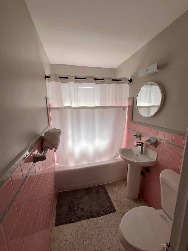 CruiseStays & Conventioners — Airport/Cruiseport Room #3 photo 3