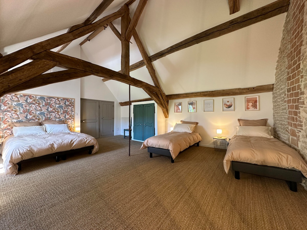 4 двокреветни кревети од 80 см кои нудат неколку можни конфигурации: повеќекреветна соба, семејна соба, за 2 пара....