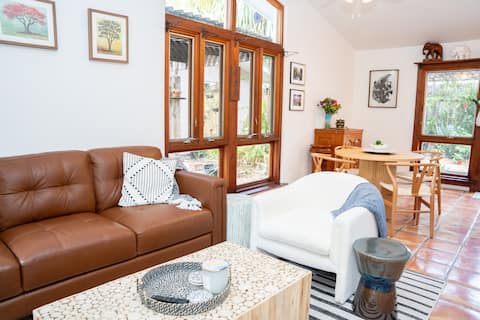 Popular Airbnb listing: House Hibiscus in Bird Grove East