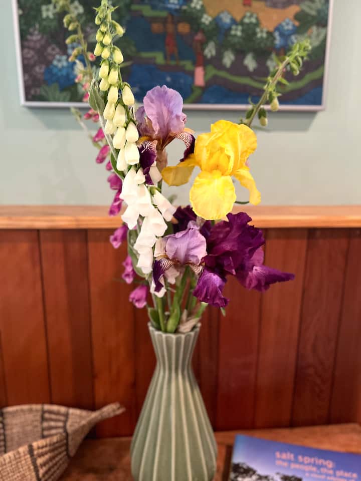 The Iris Garden Guest Suite - Salt Spring Island