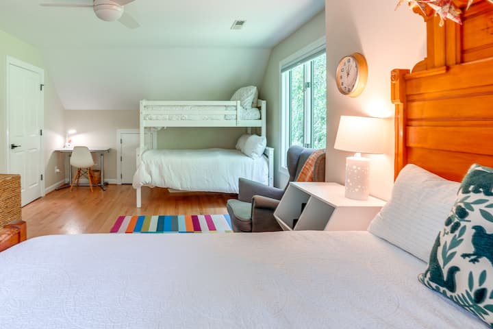 Ორსართულიან ნომერში არის ხუთი, ორი ორადგილიანი საწოლითა და ერთი ორადგილიანი ორსართულიანი საწოლით.