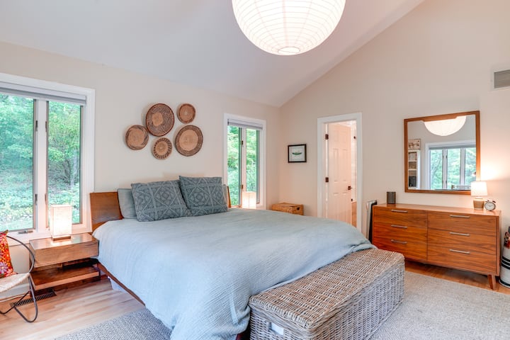 Მთავარ საძინებელში არის დიდი საწოლი, ცალკე სააბაზანო და სამუშაო მაგიდა.