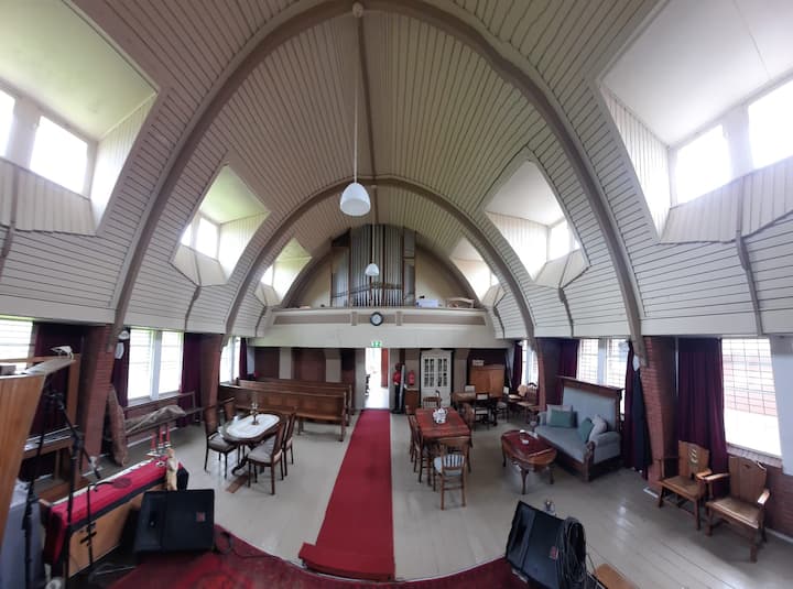 Заеднички црковен простор со прекрасен антички мебел.
3 трпезариски маси со столови и манастирска клупа.
Орнаментирани цевки за органи кои доаѓаат од црква во Фрисланд и се во штала повеќе од 20 години.  