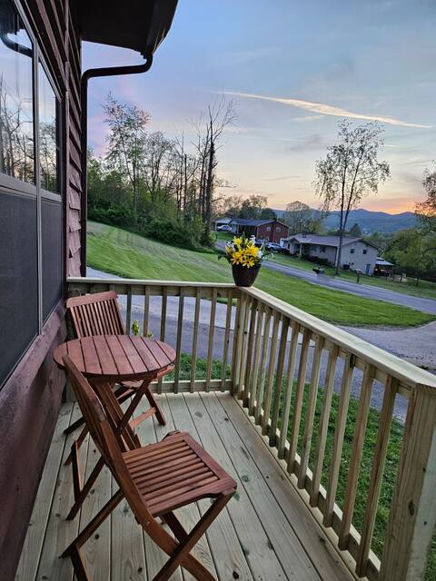 Mountain View Retreat - 1  1/2 mile from LMU