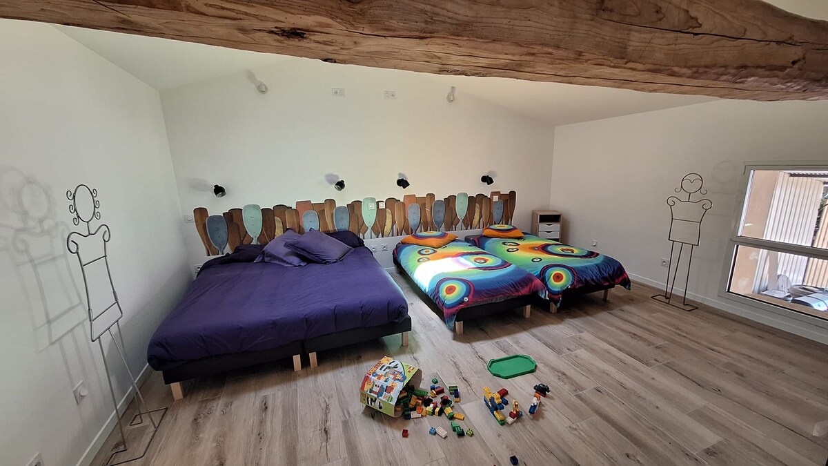 Საოჯახო ოთახი, რომელსაც სძინავს 4